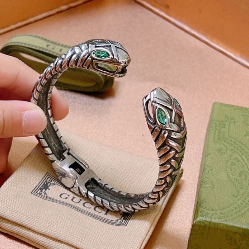 G*u*i bracelets